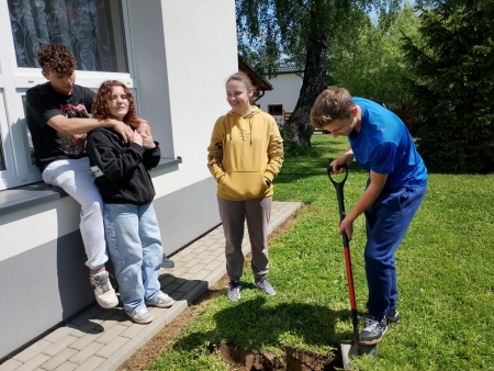 KAPSUŁA CZASU – PODRÓŻ W PRZESZŁOŚĆ KLASY 8