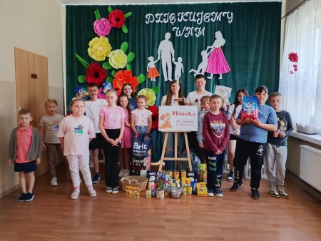 Pomagamy bezdomnym zwierzętom – szkolna zbiórka karmy dla schroniska
