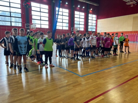 UDZIAŁ NASZYCH UCZNIÓW W  MIKOŁAJKOWYM TURNIEJU PIŁKI NOŻNEJ 2025 - BRZOSTEK...